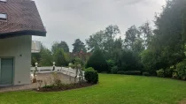 Weitläufiger Gartenbereich mit Gartenterrasse