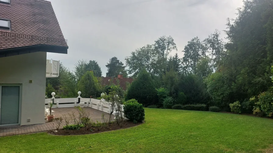 Weitläufiger Gartenbereich mit Gartenterrasse