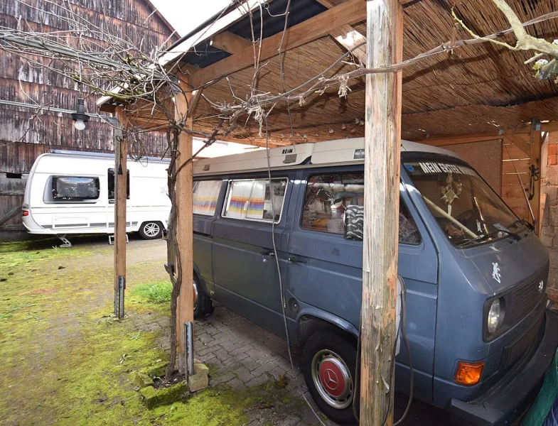 Carport im Hof