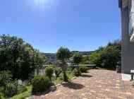 Großzügiger Außenbereich mit tollem Ausblick