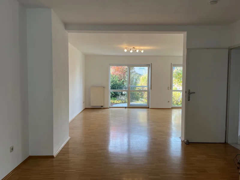 Blick vom Essbereich zum Wohnzimmer