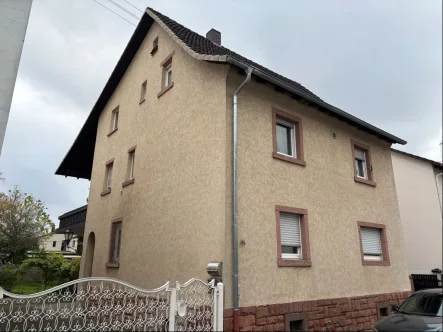 Außenansicht - Haus kaufen in Karlstein - Gute Lage sucht neuen Eigentümer