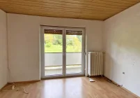 Zimmer mit Zugang zum Balkon im Erdgeschoss