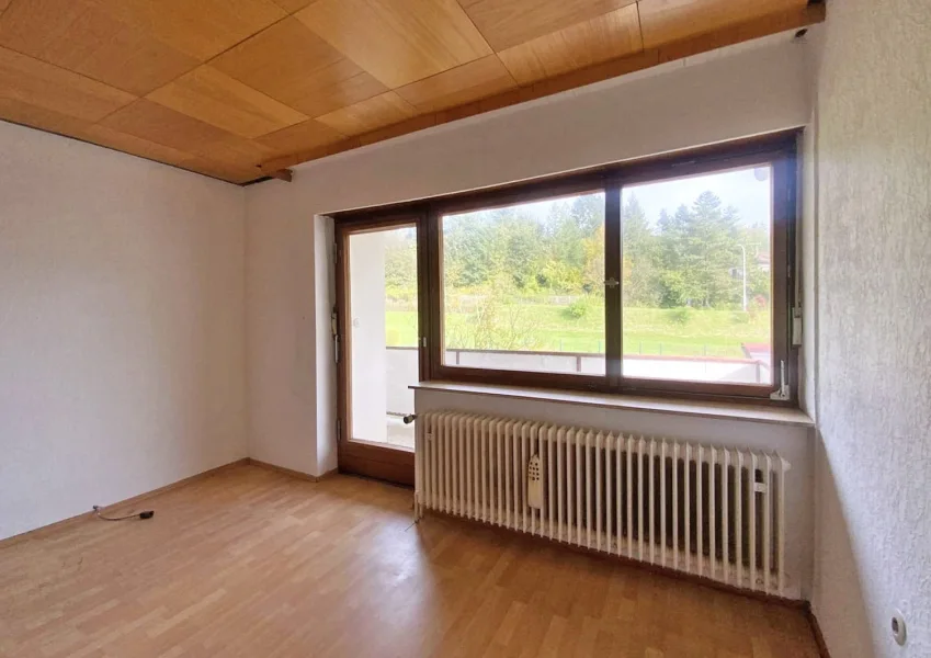 Zimmer mit Zugang zum Balkon im Erdgeschoss