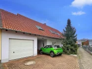 Ansicht mit Garage