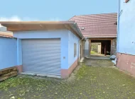 Der Hof und die Garage