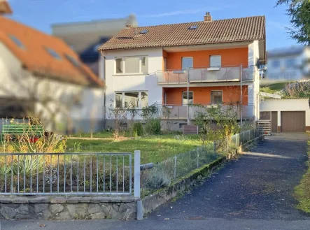 Straßenansicht - Haus kaufen in Haibach - Charmantes Zweifamilienhaus in Haibach