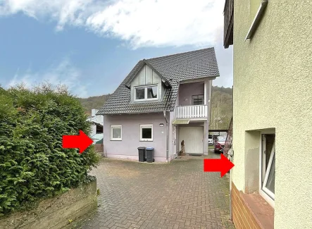 Hofeinfahrt mit beiden Häusern - Haus kaufen in Eichenbühl - Zwei auf einen Streich!