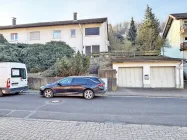 Außenansicht mit Garage