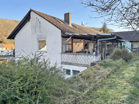 Ansicht von oben mit Terrasse - Haus kaufen in Leidersbach - Einfamilienhaus mit Einliegerwohnung in Leidersbach