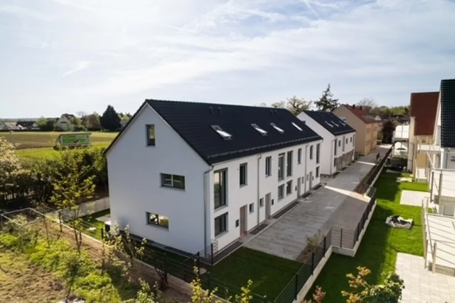 Seitenansicht Eingangsseite Reihenhäuser - Haus kaufen in Fürth - Fertigstellung bereits fast abgeschlossen! Zeitnaher Erstbezug!