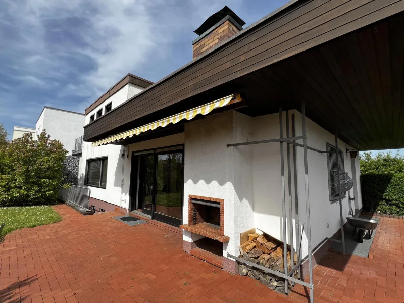 Terrasse mit Kamin im Außenbereich