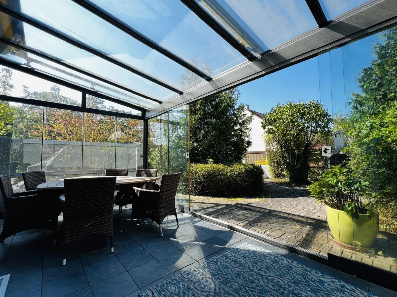 überdachte Terrasse mit Blick zum Garten