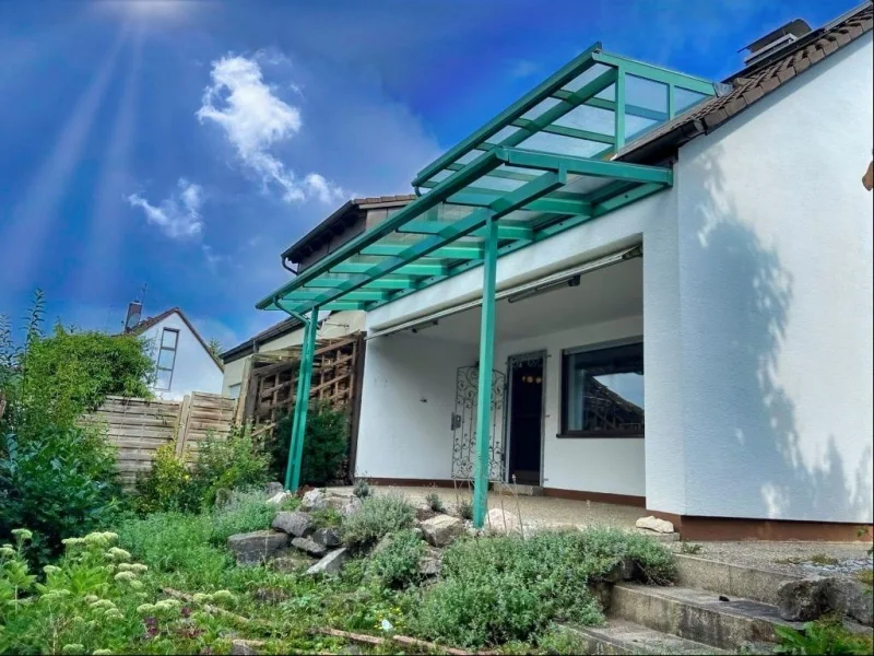 Terrasse und Garten im Süden