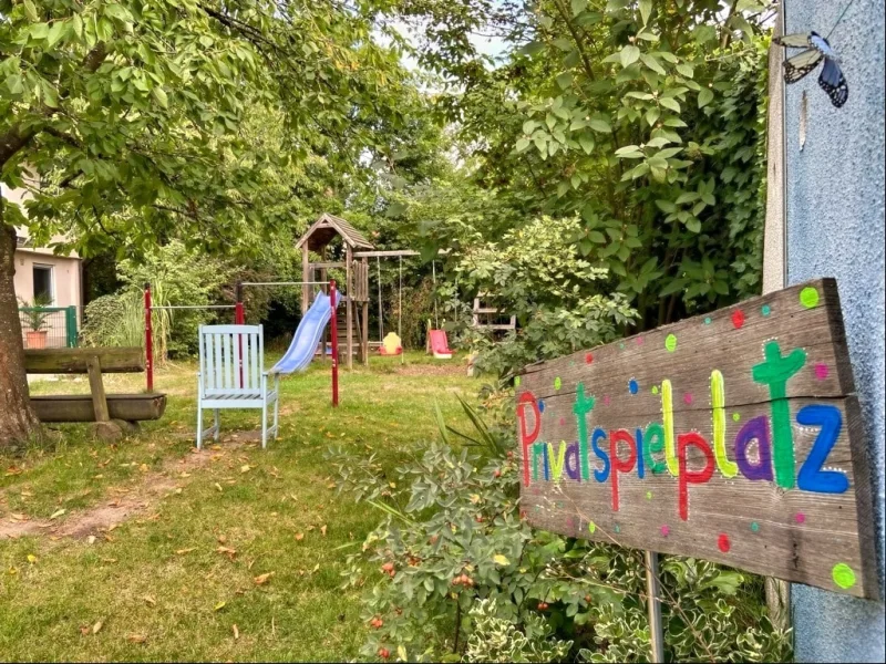 Spielplatz neben Garagenhof