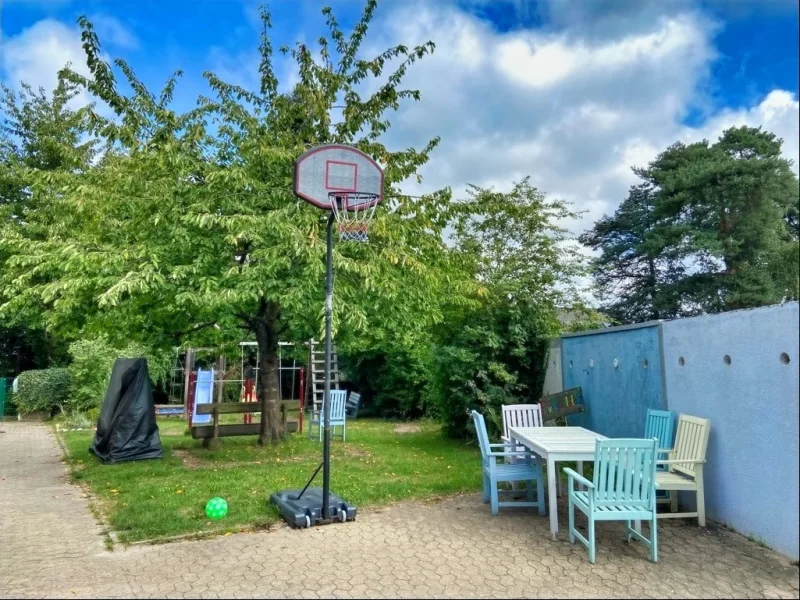 Spielplatz neben Garagenhof