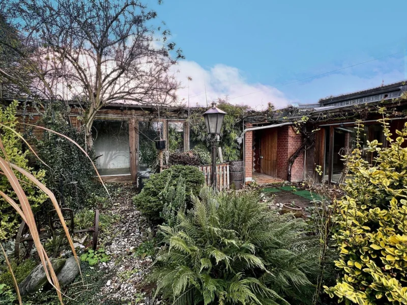 Gartenblick mit Anwesen im Hintergrund