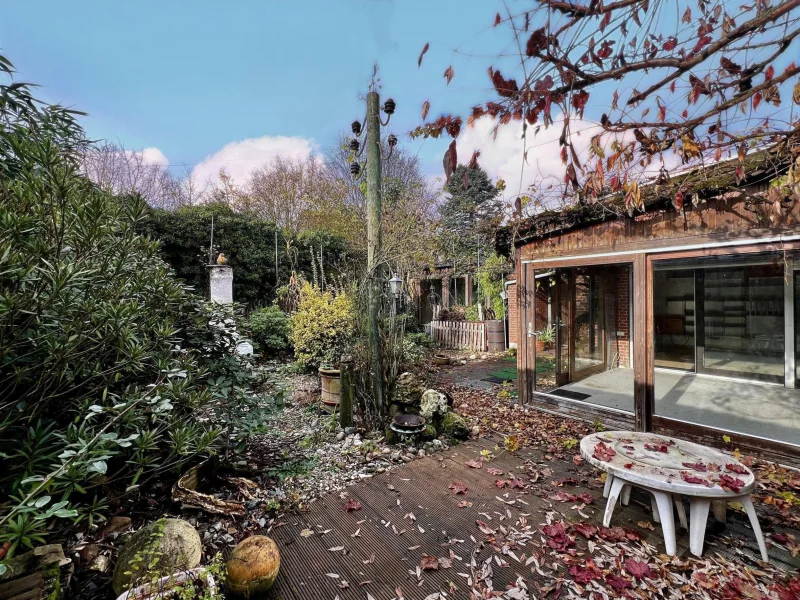 seitliche Terrasse und Blick in den Garten