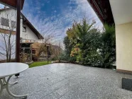 Terrasse mit Blick in den Garten