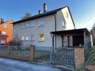 Straßenansicht mit Garage und Carport