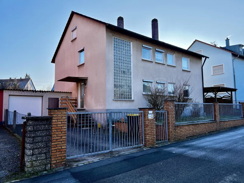 Straßenansicht seitlich mit Vorgarten und Garage