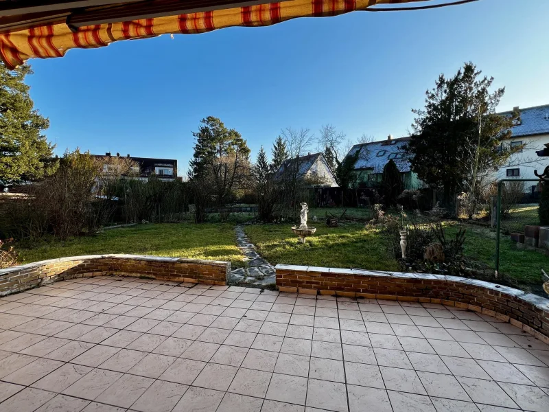 Blick auf die Terrasse mit Garten