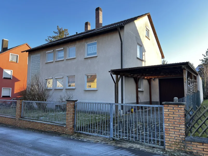 Straßenansicht mit Garage und Carport