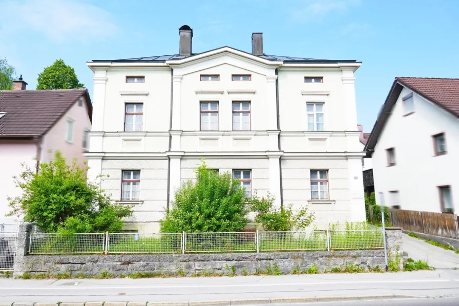 Historische Fassade zur Straße - Haus kaufen in Kaufbeuren - Denkmalschützer aufgepasst! Wohnhaus + Betriebsgebäude