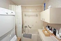 Badezimmer mit Waschmaschinenanschluss, Badewanne, ...