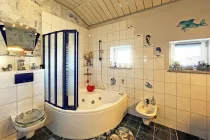 Großes Badezimmer, Eckbadewanne mit Sprudelfunktion