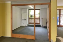 Beratungszimmer mit Glasabtrennung zum Geschäftsraum