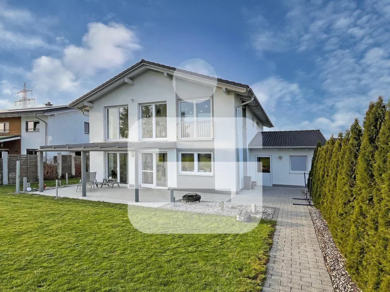 Hausansicht - Haus kaufen in Biessenhofen - Neuwertiges Zuhause für Ihre Familie, Bergblick inklusive