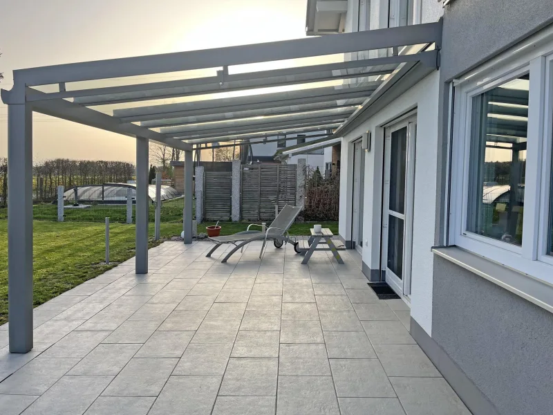 Überdachte Terrasse mit Beleuchtung und Beschattung