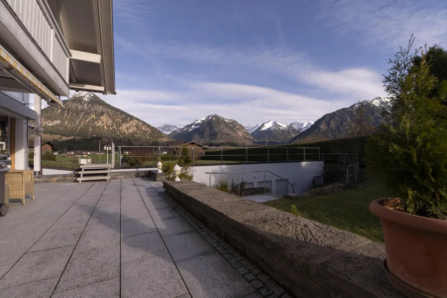 Südterrasse mit Zugang in die Tiefgarage