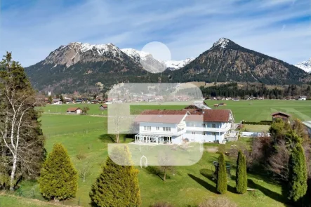 Titelbild - Haus kaufen in Oberstdorf - Exklusives Anwesen in traumhafter Lage