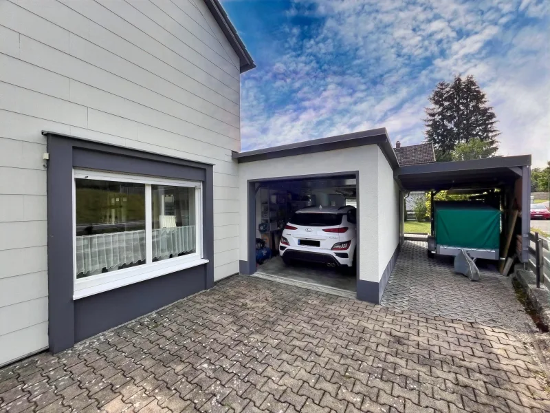 Garage mit Carport