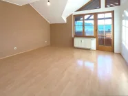 Wohnzimmer mit Zugang zum Südbalkon