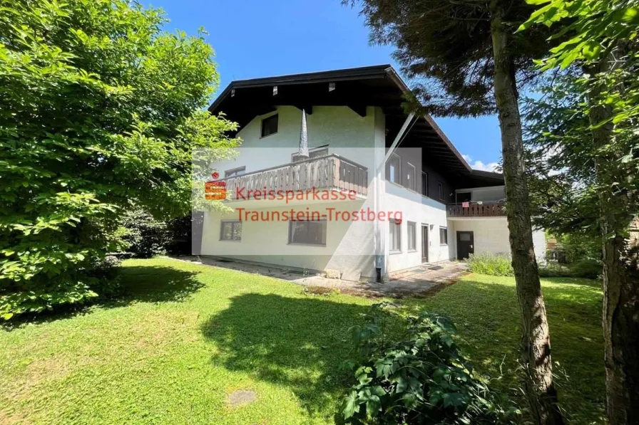 Außenansicht - Haus kaufen in Bergen - Dreifamilienhaus mit vielen OptionenWohnen in den Chiemgauer Alpen in Bergen