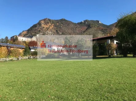 Blick von SW auf Bauparzelle - Grundstück kaufen in Marquartstein - exklusives Baugrundstück mit Burg- und Bergblick in den Chiemgauer Alpen