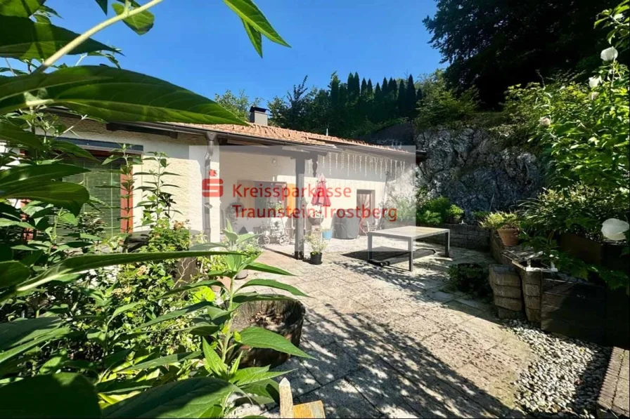 Terrasse mit Haus - Haus kaufen in Unterwössen - Gemütliches kleines Häuschen in Ortsrandlage von Unterwössen