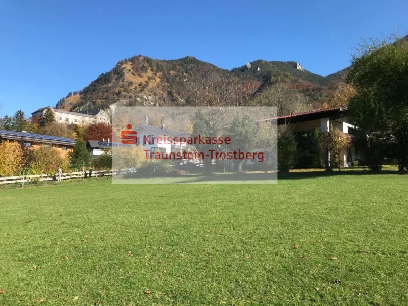 Blick von SW auf Bauparzelle - Grundstück kaufen in Marquartstein - exklusives Baugrundstück mit Burg- und Bergblick in den Chiemgauer Alpen