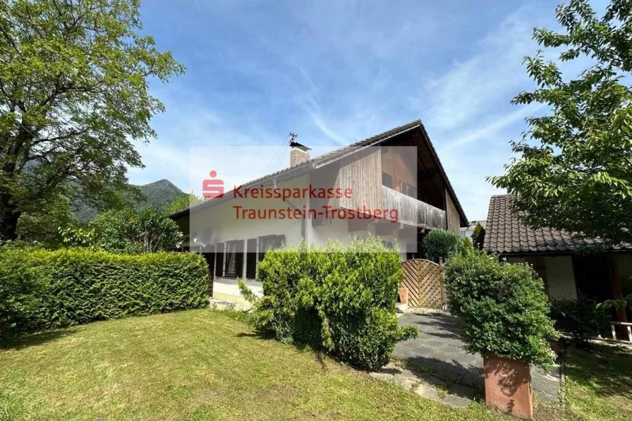 Südostansicht - Haus kaufen in Marquartstein - Doppelhaushälfte in Traumlage und Blick ins Grün im Chiemgau!