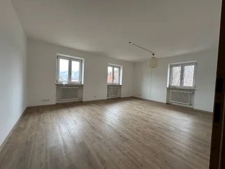 Wohnzimmer - Wohnung mieten in Inzell - Charmante, sanierte 2-Zimmer-Wohnung im Herzen von Inzell - Modernes Wohnen in idyllischer Lage