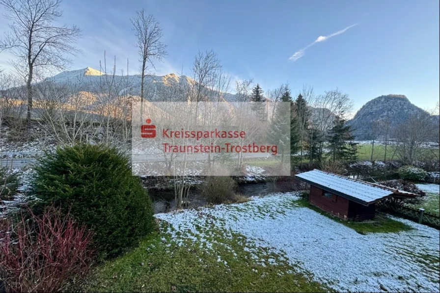 Aussicht Garten  - Haus kaufen in Inzell - gemütliche Doppelhaushälfte in idyllischer Lage am Bach mit herrlichem Bergblick - Inzell  