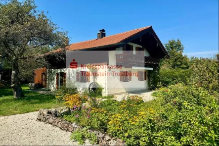 Ansicht Südwest - Haus kaufen in Grassau - Charmantes EFH mit großem Garten und traumhaftem Bergblick in ruhiger Außenbereichslage von Grassau