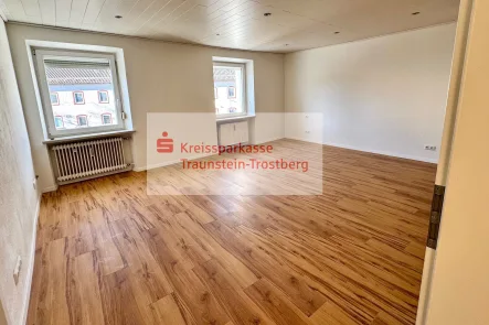 Wohnzimmer - Wohnung kaufen in Trostberg - Moderne Wohnung mit großzügiger Loggia in zentraler Lage