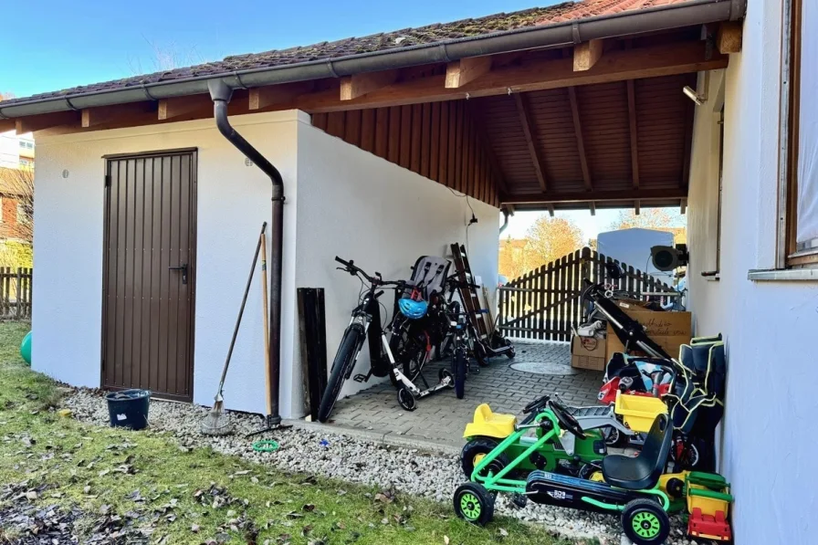 Carport und Garage