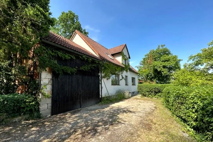 Außenansicht - Haus kaufen in Bayreuth - Charmantes Ein- oder Zweifamilienhaus in idyllischer Waldrandlage von Bayreuth 