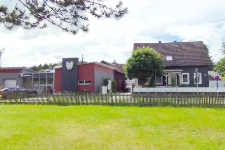 Gesamtansicht - Gewerbe und Wohnhaus - Haus kaufen in Heinersreuth - Alles auf einem Fleck: Wohnen und Arbeiten.