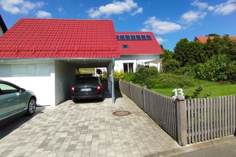 Garage mit Carport - Blick zum Haus